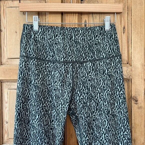 Varley Womens Medium Black Gray Leggings Zebra Animal Print Workout Pants Sporty - Picture 2 of 9